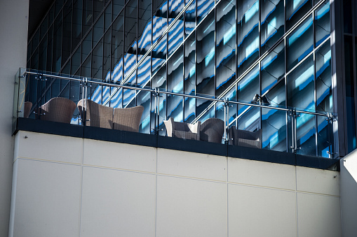 Arquitectura dettail de una terraza en un edificio de negocios photo