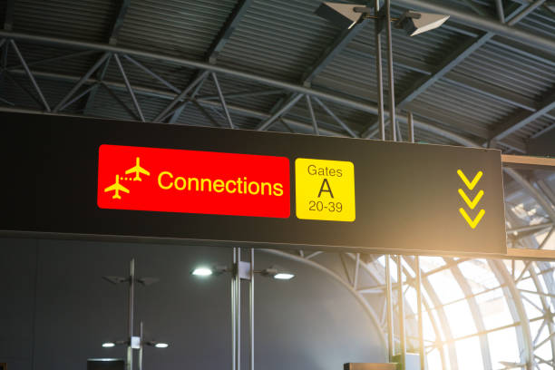 국제 공항에 디지털 디스플레이입니다. 보드 연결 기호 및 게이트 정보를 보여주는입니다. - airplane commercial airplane airport arrow sign 뉴스 사진 이미지