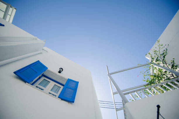 windoe de blye dans un bâtiment de style santorin et ciel bleu - blye sky photos et images de collection