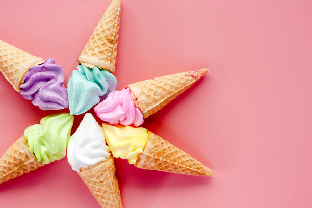 vários tipos de casquinha de sorvete no fundo rosa para o conceito de sobremesa doce e refrescante - soft serve ice cream - fotografias e filmes do acervo