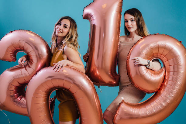 feliz año nuevo y feliz navidad hermosas mujeres jóvenes con globos - joky fotografías e imágenes de stock