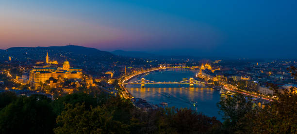 vue aérienne de budapest, en hongrie par soir. château de buda, pont à chaînes et bâtiment du parlement - budapest parliament building chain bridge night photos et images de collection