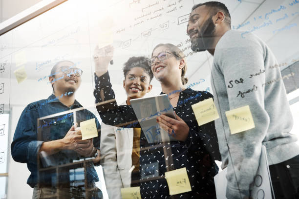 trabajo en equipo hace que la tormenta de ideas el trabajo - planning adhesive note business office fotografías e imágenes de stock