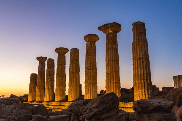 ruínas do templo de heracles - valle dei templi localizado em agrigento, na sicília. local de património mundial da unesco. - greek culture agrigento landscape colonnade - fotografias e filmes do acervo