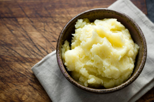 rustykalna miska puree ziemniaczanego. - mashed potatos zdjęcia i obrazy z banku zdjęć