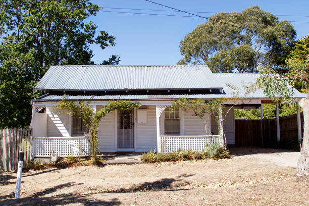 rustic double fronted bungalow in victoria state - australia - history built structure australia building exterior imagens e fotografias de stock