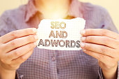 business-frau-riss-papier-mit-seo-und-adwords-text-halten.jpg?b=1&s=170x170&k=20&c=YxIU298adrwsPWDxzOllUOCD1kelZTAThMuY2dPao34=