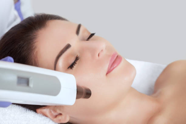 istock Carbon face peeling procedure in a beauty salon. 1061757842