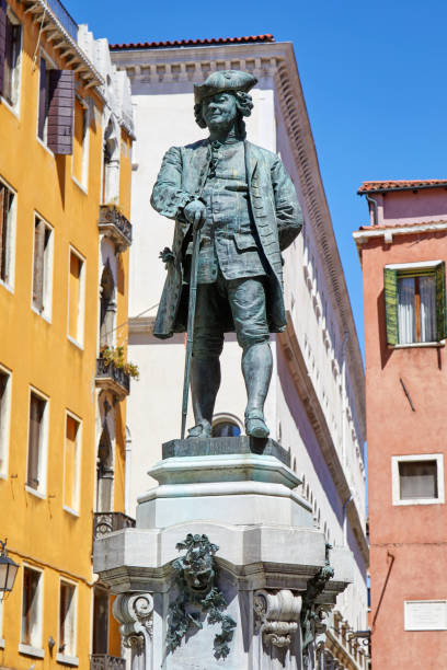 estátua de carlo goldoni dramaturgo com pedestal em veneza em um dia ensolarado, itália - carlo goldoni - fotografias e filmes do acervo