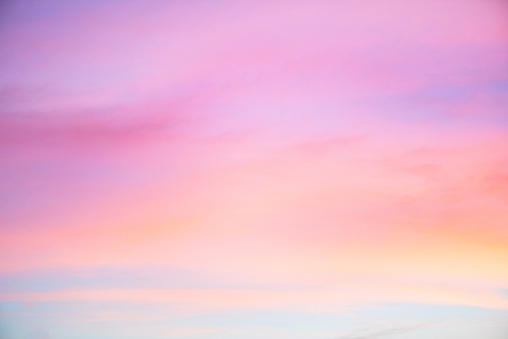 Cielo en los colores rosados y azules. efecto de color pastel claro de nube de las nubes al atardecer en el fondo del cielo al atardecer photo