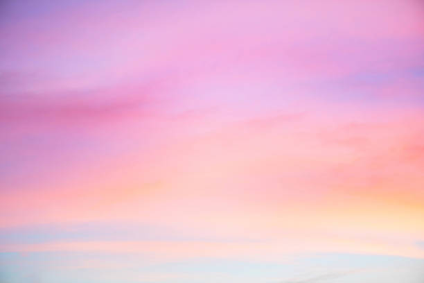 cielo en los colores rosados y azules. efecto de color pastel claro de nube de las nubes al atardecer en el fondo del cielo al atardecer - rosa color fotografías e imágenes de stock