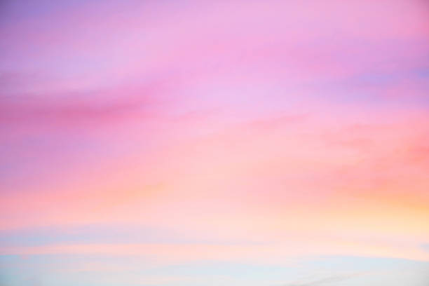 les couleurs roses et bleu ciel. effet de lumière de couleur pastel de nuage nuages du coucher du soleil sur le fond de ciel coucher de soleil - rose photos et images de collection