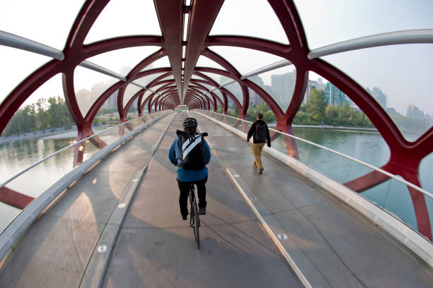 평화 교량 캘거리 - urban scene red diminishing perspective bicycle 뉴스 사진 이미지