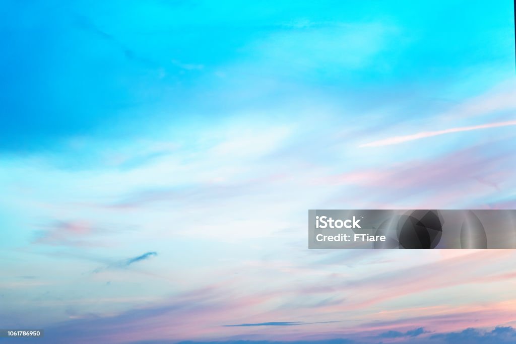 Cielo en los colores rosados y azules. efecto de color pastel claro de nube de las nubes al atardecer en el fondo del cielo al atardecer - Foto de stock de Cielo libre de derechos