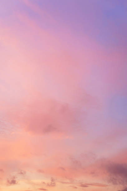 imagen vertical del cielo en los colores rosados y azules. - cirrus sky fantasy cloud fotografías e imágenes de stock