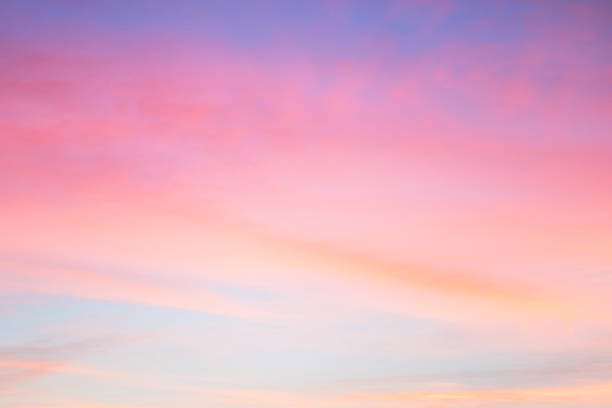 cielo en los colores rosados y azules. efecto de color pastel claro de nube de las nubes al atardecer en el fondo del cielo al atardecer - cirrus sky fantasy cloud fotografías e imágenes de stock
