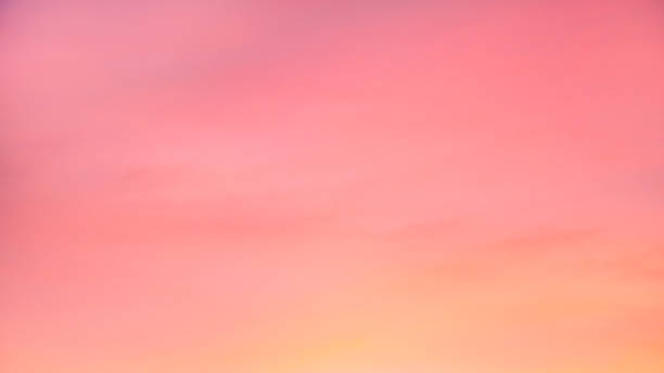 cielo en los colores rosados y azules. efecto de color pastel claro de nube de las nubes al atardecer en el fondo del cielo al atardecer - cirrus sky fantasy cloud fotografías e imágenes de stock