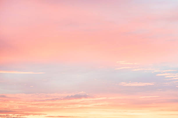 cielo en los colores rosados y azules. efecto de color pastel claro de nube de las nubes al atardecer en el fondo del cielo al atardecer - cirrus sky fantasy cloud fotografías e imágenes de stock