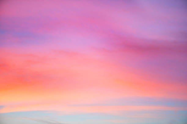 cielo en los colores rosados y azules. efecto de color pastel claro de nube de las nubes al atardecer en el fondo del cielo al atardecer - cirrus sky fantasy cloud fotografías e imágenes de stock