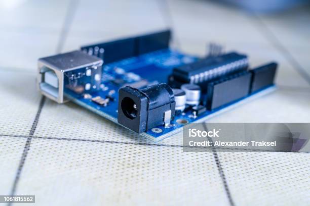 Arduinoelectronics Diy Development Stock Photo - Download Image Now - UNO City Complex, Backgrounds, Circuit Board