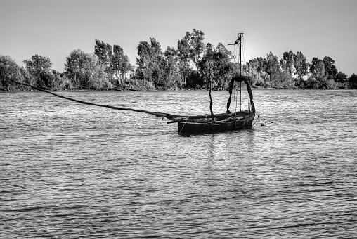 un antiguo barco en el río photo