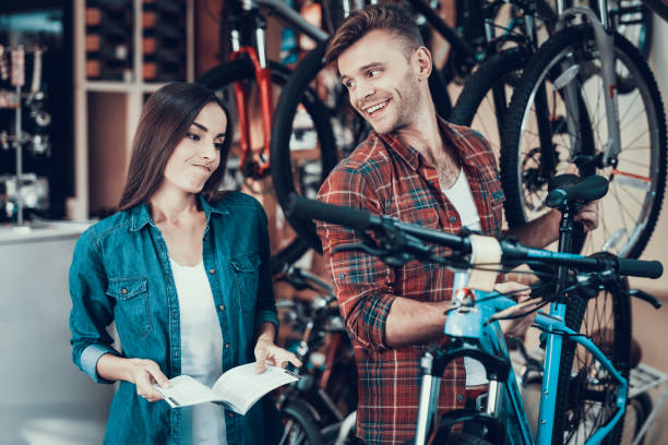 chica no como consultor de bicicleta elegir - retail occupation customer advice fotografías e imágenes de stock