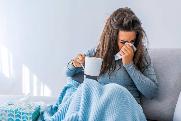 sick woman with seasonal infections - resfriado e gripe imagens e fotografias de stock