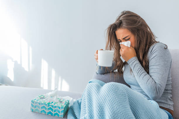 ritratto di donna malata preso freddo - cold and flu flu virus sneezing illness foto e immagini stock