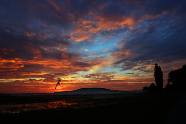 dramatic sky above wet meadows in middle franconia before sunrise - altmühltal imagens e fotografias de stock