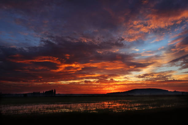 dramatic sky above wet meadows in middle franconia before sunrise - altmühltal imagens e fotografias de stock