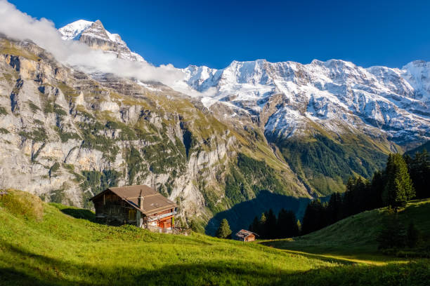 захватывающий вид на горы возле города мюррен (бернер-оберланд, швейцария) - eiger mountain swiss culture photography стоковые фото и изображения