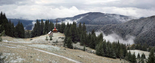 파노라마는 carpathians의 사원 - god landscape majestic cross 뉴스 사진 이미지
