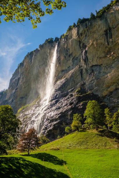 sonne auf dem staubbach fall (berner oberland, schweiz) - monch sun snow european alps stock-fotos und bilder