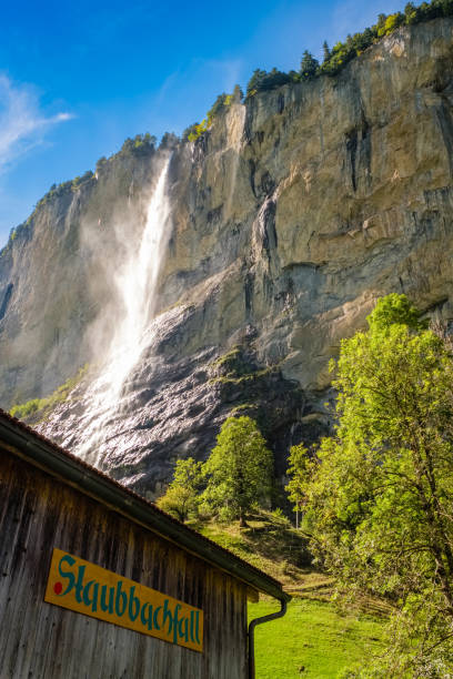 sonne auf dem staubbach fall (berner oberland, schweiz) - monch sun snow european alps stock-fotos und bilder