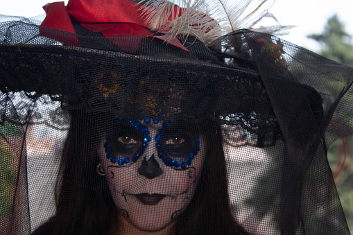 Mexicana Con Maquillaje Velo Y Sombrero Catrina Celebrando El Día De Los Muertos Foto de stock y más banco de imágenes - iStock