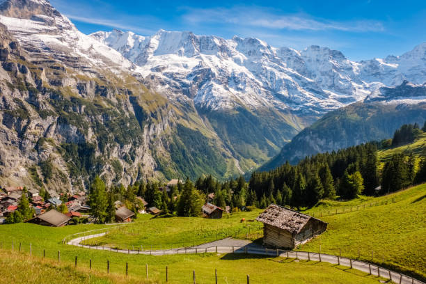 vue sur les montagnes spectaculaires entre murren et allmendhubel (berner oberland bernois, suisse) - muerren photos et images de collection