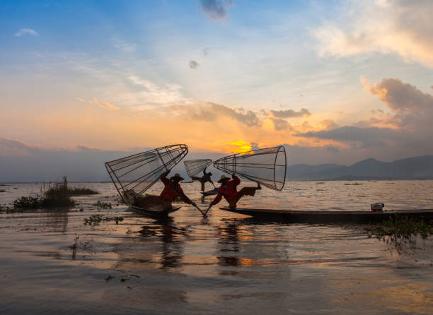 pescadores de myanmar (birmania) al atardecer - inle lake agriculture traditional culture farmer fotografías e imágenes de stock