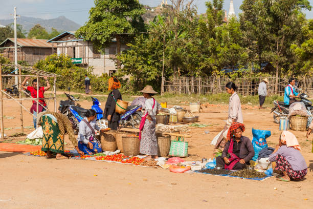 pessoas no mercado de lago inle - inle lake agriculture traditional culture farmer - fotografias e filmes do acervo