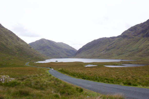 paesaggio della doo lough valley e del lago nella regione del connemara nella contea di mayo, irlanda - republic of ireland mayo road lake foto e immagini stock