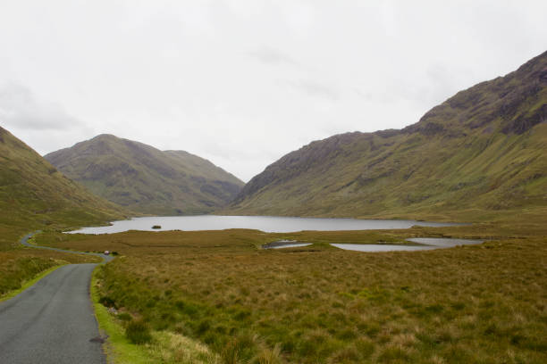 paesaggio della doo lough valley e del lago nella regione del connemara nella contea di mayo, irlanda - republic of ireland mayo road lake foto e immagini stock