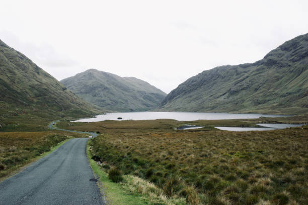 paesaggio della doo lough valley e del lago nella regione del connemara nella contea di mayo, irlanda - republic of ireland mayo road lake foto e immagini stock