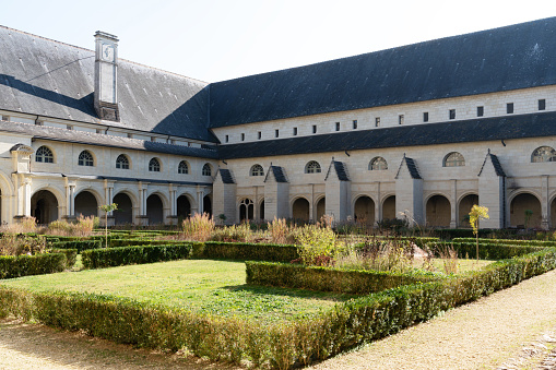 the cloister forms the center of the Grand-Moûtier monastery. 59 meters long, it serves all the nerve centers of the monastic life