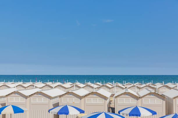 chozas y sombrillas en la playa de lido en venecia, italia - lido fotografías e imágenes de stock