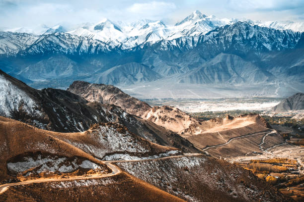 paisaje de montañas de nieve y la montaña hacia el valle de nubra en leh, ladakh india - travel adventure winter cold fotografías e imágenes de stock