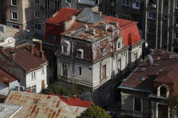 antigo edifício em bucareste - 5553 - fotografias e filmes do acervo