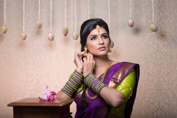hermosa novia india tradicional con encanto - sari fotografías e imágenes de stock