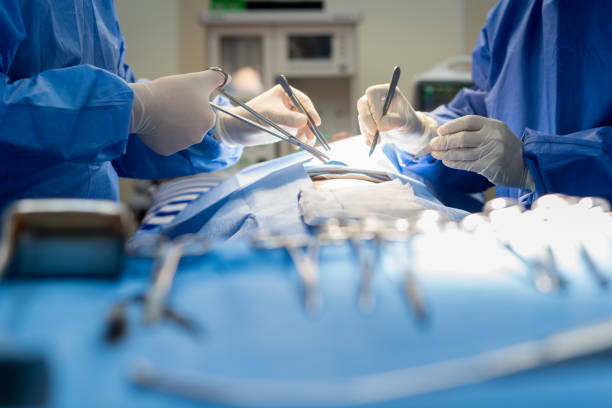 medico asiatico e assistente in sala operatoria per la clinica chirurgica di chirurgia vascolare venosa in ospedale. - in operation foto e immagini stock