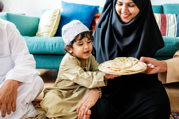 회교도 가족 층에 저녁 식사 - taqiyah 뉴스 사진 이미지