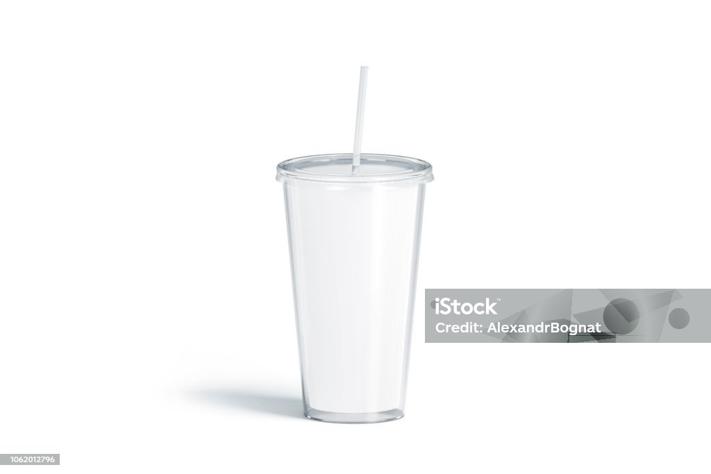 Vaso de acrílico blanco en blanco con la maqueta de paja, aislado - Foto de stock de Vaso libre de derechos