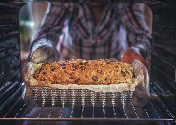 pieczenie zdrowego chleba z nasion w piekarniku - brown bread bread home interior food zdjęcia i obrazy z banku zdjęć